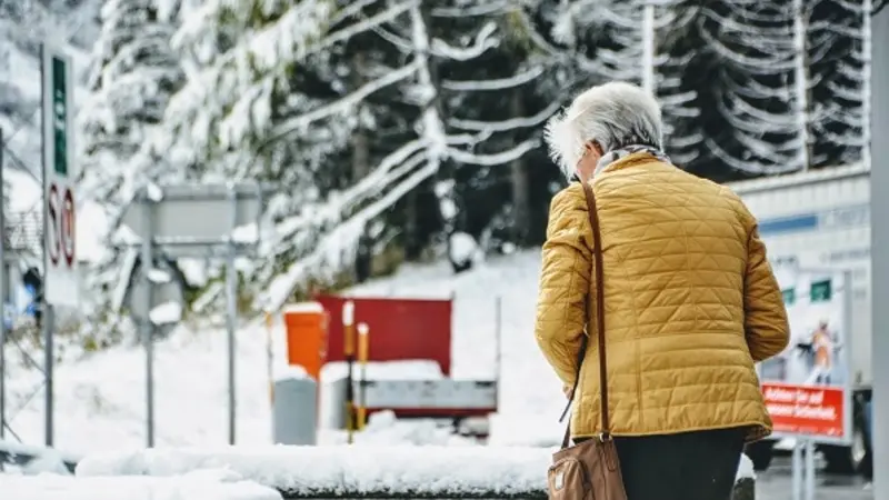 Older woman in winter 600 x 340